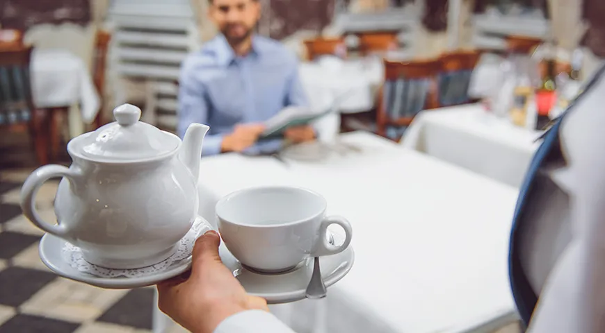 Dnes si každý druhý host objednává čaj v restauracích, takže mnoho podniků nabízí čajový lístek, který demonstruje výběr a styl.